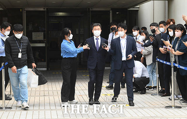 유 전 본부장은 지난 1월31일쯤 김만배 전 기자에게 대장동 개발사업 특혜 대가 명목으로 수표 1000만원권 40장과 현금 1억원 등 뇌물 5억 원을 받은 혐의(부정처사후 수뢰) 혐의도 추가됐다./이동률 기자