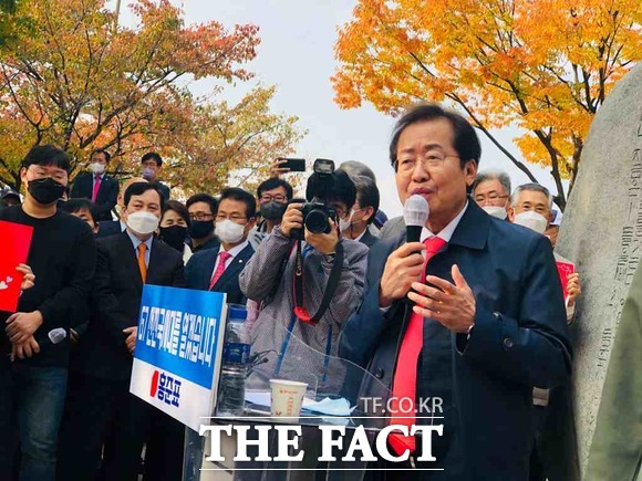 국민의힘 홍준표 후보가 1일 수성못 상화동산에서 기자회견을 통해 대구경북 당원들의 지지를 호소했다. / 대구 = 박성원 기자