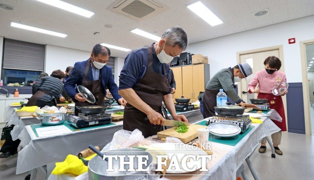 전북 임실군이 지난달 8일을 시작으로 12월 10일까지 매주 금요일 중년의 아버지 요리교실인 집밥의 고수, 패밀리 셰프!를 총 10회에 걸쳐 진행한다. /임실군 제공