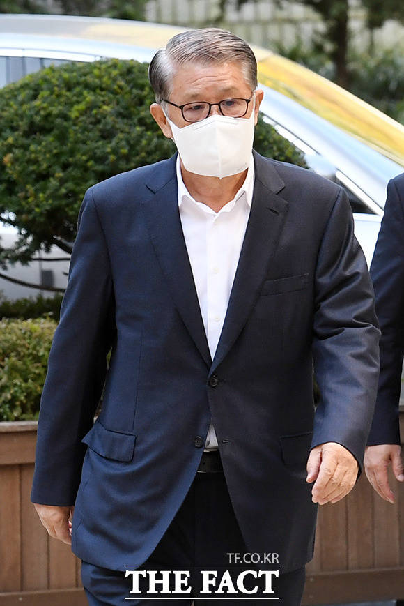 횡령·배임 혐의로 재판을 받고 있는 최신원 SK네트웍스 회장이 사내 모든 직책에서 물러났다. 사진은 지난달 28일 서울 서초구 서울중앙지방법원에서 열린 공판에 출석하고 있는 최신원 회장. /남용희 기자
