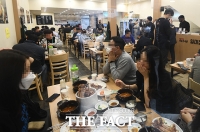  '위드 코로나' 점심시간 붐비는 식당가 [포토]