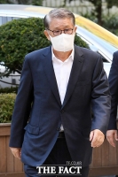  '횡령·배임 혐의' 최신원 SK네트웍스 회장 사임