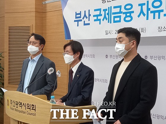 국민의힘 홍준표 대통령선거 예비후보 선거대책위원회 아젠다위원회는 2일 오후 2시 부산시의회 브리핑룸에서 기자회견을 열고 좋은 일자리를 찾아 서울 등으로 떠나 부산의 청년인구가 10년 간 15만명이나 감소했다며 이같이 밝혔다. /부산=조탁만 기자.