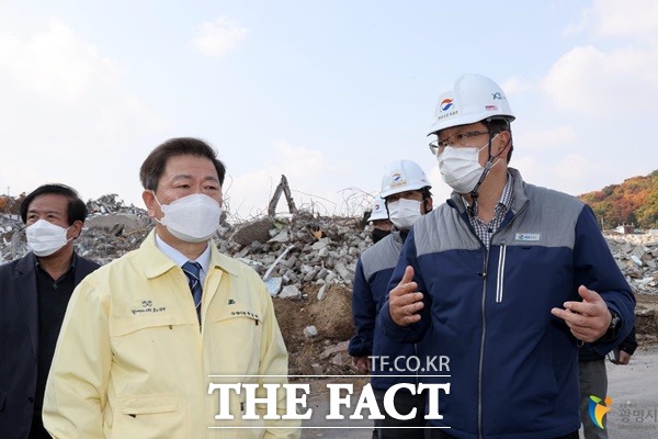 광명시는 단계적 일상회복 시행 첫날인 11월 1일 박승원 광명시장은 철산2동 지역을 방문해 주민들과 소통의 시간을 가졌다고 2일 밝혔다./광명시제공