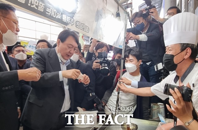 윤석열 전 검찰총장이 천안 중앙시장을 방문해 상인들과 인사를 나누고 있다. / 천안=김경동 기자