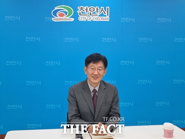 오는 11일 퇴임하는 천안시 전만권 부시장이 2일 기자간담회를 갖고 있다. / 천안=김경동 기자