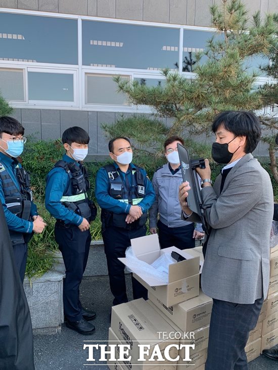 한국과학기술연구원(이하KIST) 전북 복합소재기술연구소가 29일 경찰관 및 도민 안전을 위한 초경량 접이식 방검방패 57점을 전주 완산경찰서와 덕진경찰서에 전달했다고 밝혔다. /전북경찰청 제공