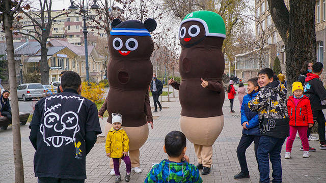 롯데제과가 빼빼로데이를 맞아 카자흐스탄, 러시아, 싱가폴 등 해외에서 새로운 빼빼로 광고 캠페인을 전개하고 있다. /롯데제과 제공