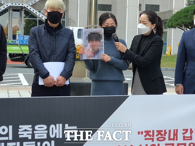 지난달 직장 내 갑질 등을 호소하며 극단적 선택을 한 대전시 신입공무원의 유족이 지난달 26일 기자회견을 열고 조속한 진상 규명과 가해자 징계 등을 촉구하고 있다.
