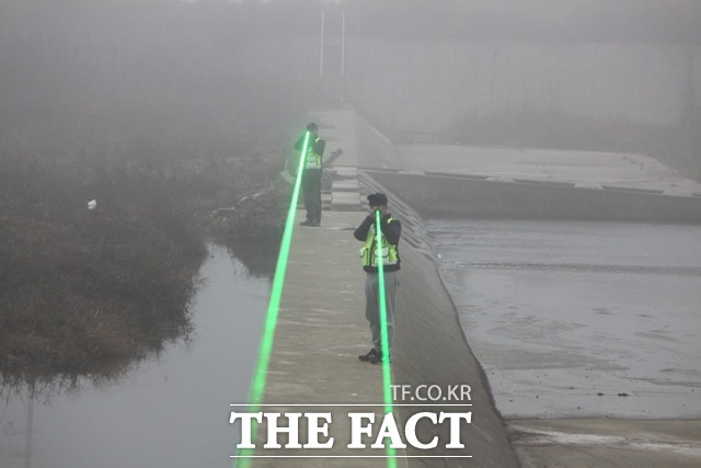 레이저를 활용해 철새를 퇴치하는 모습. / 천안시 제공