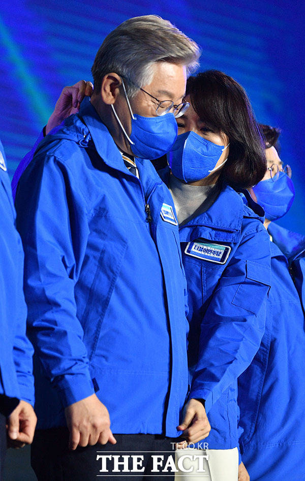 이재명 후보의 아내 김혜경 씨가 기념촬영 앞서 옷매무새를 다듬어주고 있다. /남윤호 기자