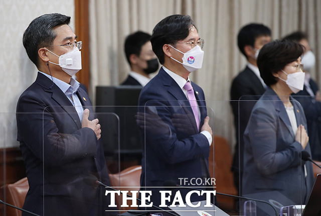 서욱 국방부 장관(왼쪽) 및 국무위원들이 국민의례를 하고 있다.