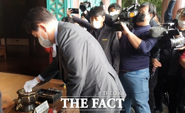 아산 현충사를 방문한 윤석열 전 검찰총장이 참배를 하고 있다. / 아산= 김아영 기자