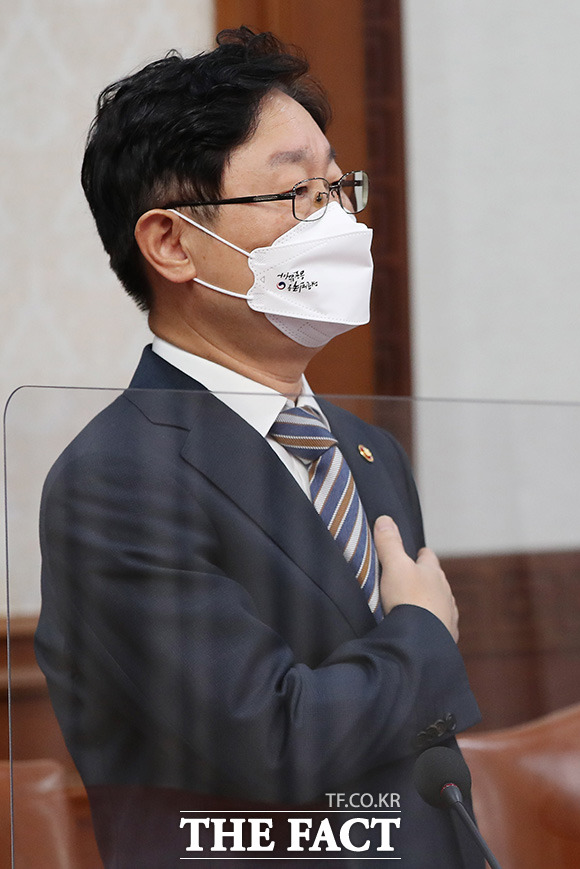 국기에 대한 경례하는 박범계 법무부 장관.