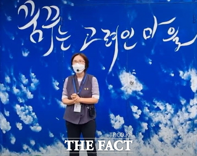 고려인 마을을 찾는 관광객들에게 인기 짱으로 손꼽히며 마을 마스코트로 떠오른 송주영 해설사./나눔방송 제공