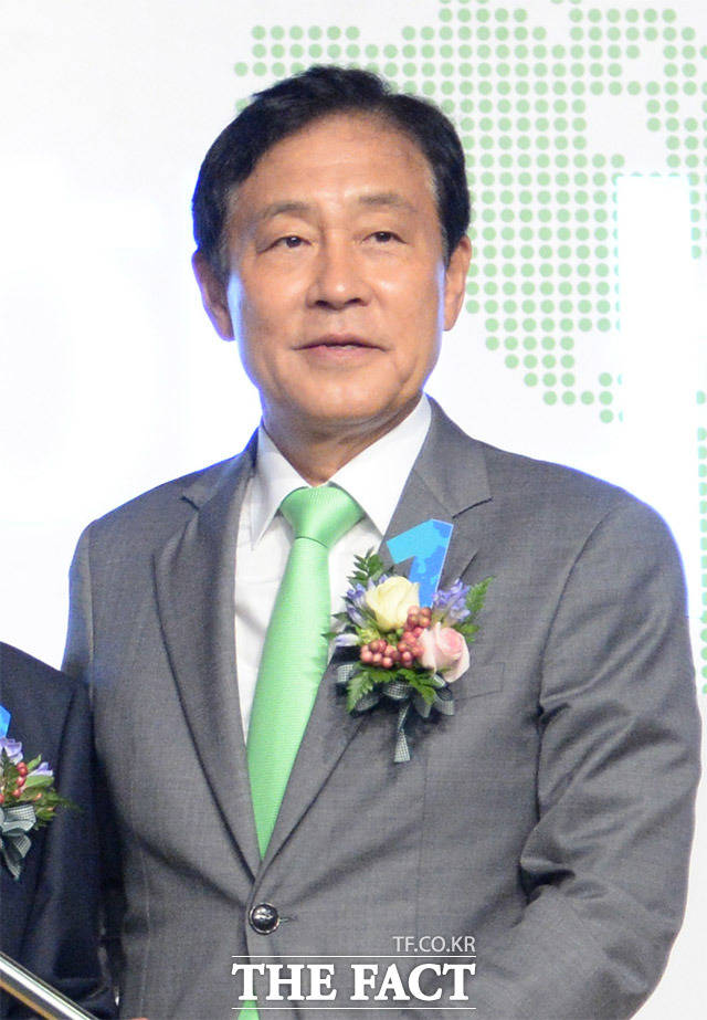 김정태 하나금융그룹 회장은 3일 서울 명동 은행연합회에서 열린 금융감독원장과 금융지주회장 간담회에서 연임하지 않겠다는 입장을 밝혔다. /더팩트DB