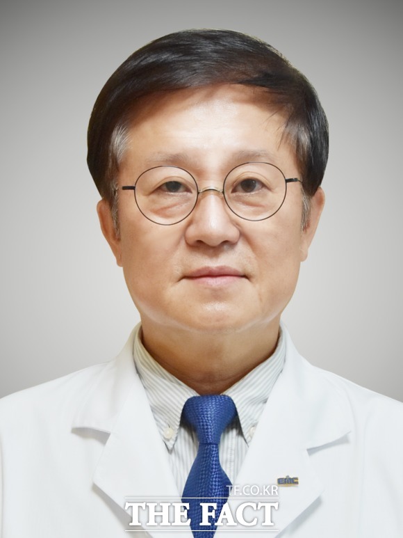 만성골수성백혈병 세계적 권위자로 꼽히는 의정부을지대학교병원 혈액종양내과 김동욱 교수. /의정부을지대학교병원 제공