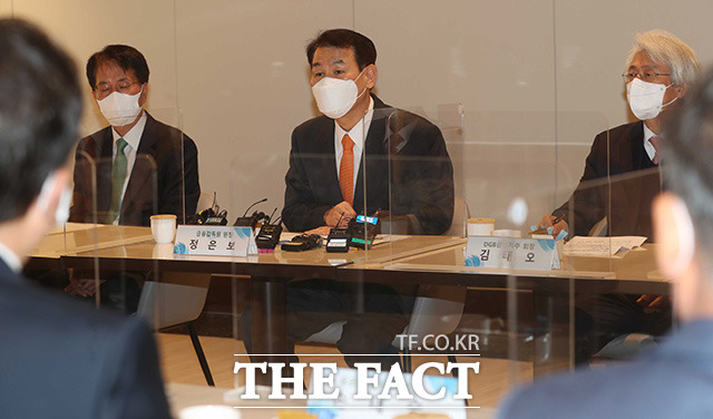 정은보 금융감독원장(가운데)이 3일 오전 서울 중구 은행회관에서 열린 첫 금융지주회장 간담회에 참석해 발언을 하고 있다. /임영무 기자