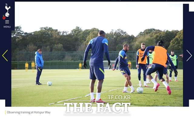 안토니오 콘테(왼쪽) 감독이 2일 입단식을 마친 뒤 토트넘 선수들의 훈련을 지켜보고 있다./토트넘 홈페이지