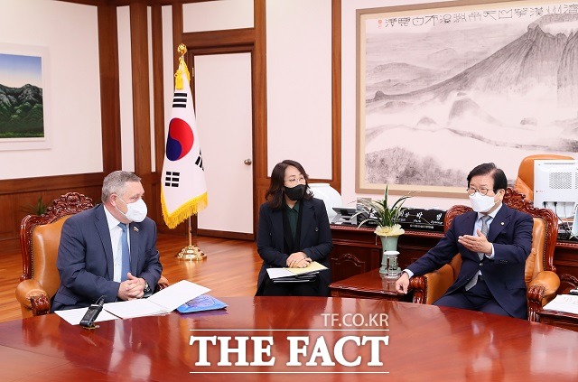 박병석(오른쪽) 국회의장이 3일 서울 여의도 국회의사당 의장집무실에서 알렉산드르 라키틴 상원의원 등 상원의원단과 면담하고 있다. /국회 제공