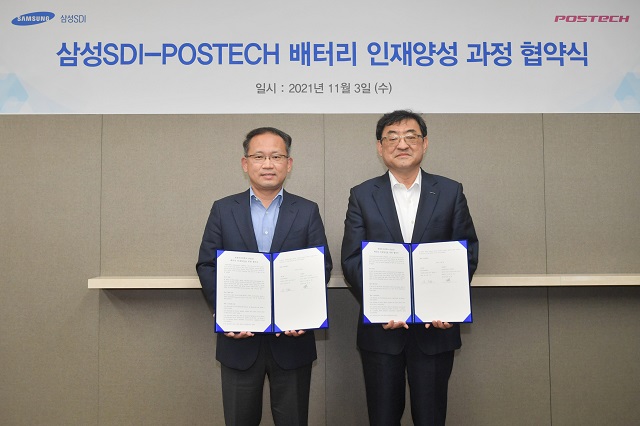 삼성SDI는 3일 포스텍과 포스텍-삼성SDI 배터리 인재양성 과정 협약을 체결했다. 장혁 삼성SDI 연구소장(왼쪽)과, 김무환 포스텍 총장 /삼성SDI 제공