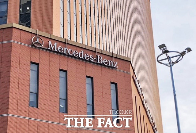 환경부는 메르세데스 벤츠와 스텔란티스 6종의 배출가스 불법조작 혐의를 적발했다고 3일 밝혔다. /더팩트DB