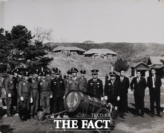 1950년대 리어카소방차를 배경으로 태안군 원북면 의용소방대원들이 기념 촬영을 한 모습 / 충남소방본부 제공