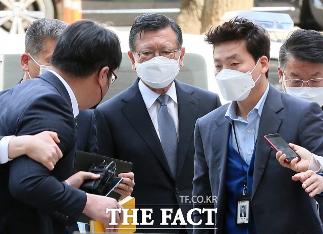 계열사 부당지원 혐의로 구속 기소된 박삼구(가운데) 전 금호아시아나그룹 회장이 보석 석방됐다. /임세준 기자