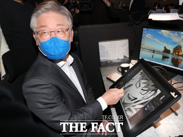 국민의힘 대선 주자들은 3일 이재명(사진) 더불어민주당 대선후보를 향해 파상공세를 퍼부으며 반문 표심을 자극했다. 사진은 이 후보가 3일 경기도 부천시 부천테크노밸리 U1센터에서 진행된 K-웹툰의 역사를 다시 쓰는 웹툰작가들과 만나다 간담회에 참석해 웹툰 작업을 직접 체험하는 모습. /국회사진취재단