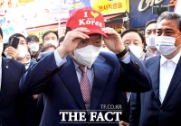  '아이 러브 코리아'…윤석열, 남대문 시장에서 찾은 빨간 모자 [TF사진관]