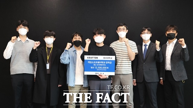 크래프톤이 4일 호서대 후배들을 위해 발전기금을 기부하고 있다. / 호서대 제공