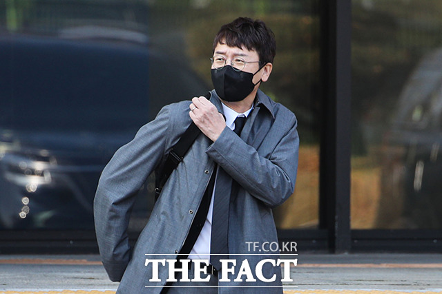 윤석열 검찰 고발사주 의혹의 핵심인물인 김웅 국민의힘 의원이 고위공직자범죄수사처(공수처)에서 11시간30분의 장시간 조사를 받고 귀가했다. /과천=이동률 기자