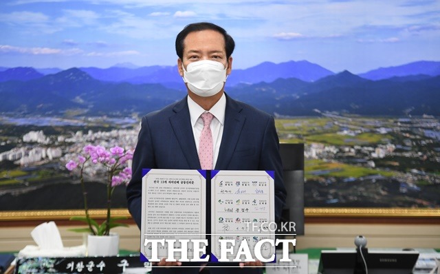 구인모 경남거창군수가 광역의원 선거구 유지 공동 건의문 릴레이 서명에 참여했다./거창군 제공