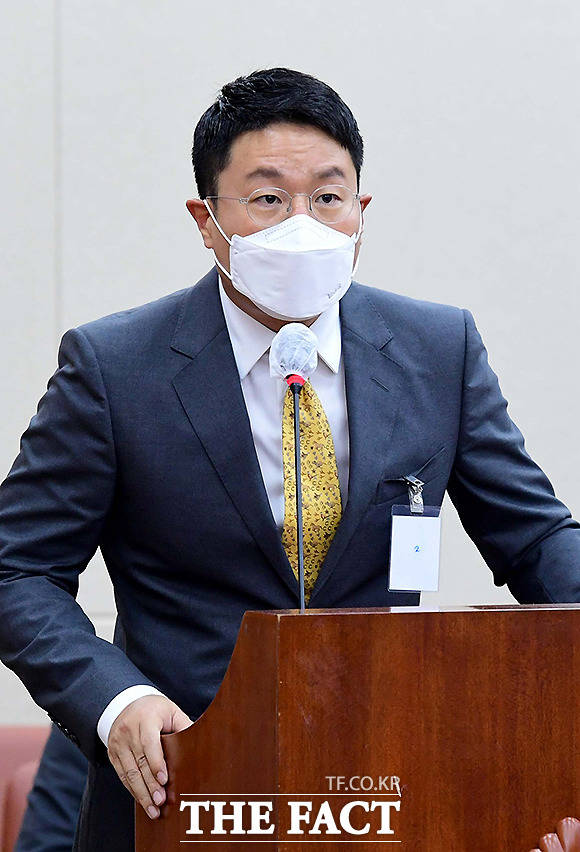 지난 5일 서울 여의도 국회에서 열린 과학기술정보방송통신위원회의 방송통신위원회 등에 대한 국정감사에서 윤구 애플코리아 대표가 의원 질의에 답하고 있다. /더팩트 DB