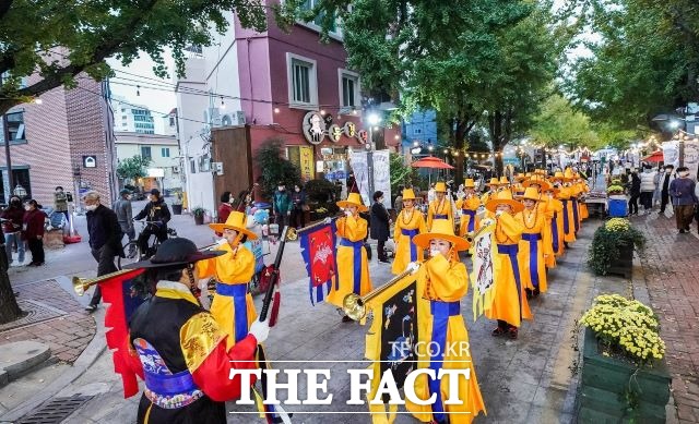 ‘순천부 읍성의 부활’을 주제로 야경(경관), 야로(탐방), 야사(체험), 야화(전시), 야설(공연), 야시(공방) 등 6야(夜)를 통해 순천 문화유산의 우수성을 재현하게 된다. 사진은 지난해 순천문화재 야행 행사의 한 장면. /순천시 제공