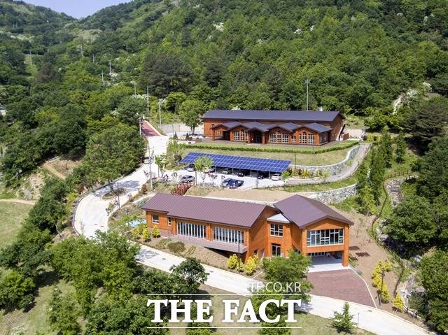 월아산 숲속의 진주 전경/진주시 제공