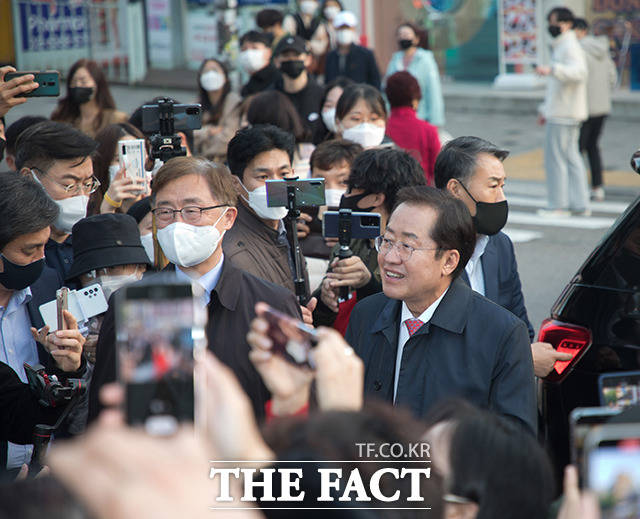 국민의힘 대선 경선 후보인 홍준표 의원이 4일 오후 서울 마포구 홍대거리에서 젊은 지지자들과 함께 거리를 누비고 있다. /국회사진취재단