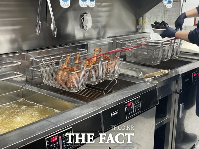 BBQ는 신메뉴 조리 과정의 대부분을 본사가 맡아 기존 메뉴 대비 매장 조리 시간을 70%가량 줄였다. /문수연 기자