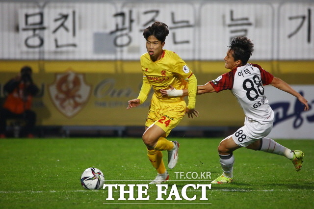 광주FC는 오는 7일 오후 2시 포항스틸야드에서 포항과 하나원큐 K리그1 2021 36라운드 원정 경기를 치른다./사진은 3일 FC서울과dml 경기에서 엄지성이 상대 수비수를 제치며 드리블을 하고 있다./광주FC제공