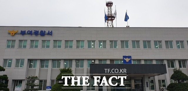 부여경찰서는 통신회사 직원을 흉기로 찌른 40대 남성을 검거해 조사하고 있다. /부여=이병렬기자