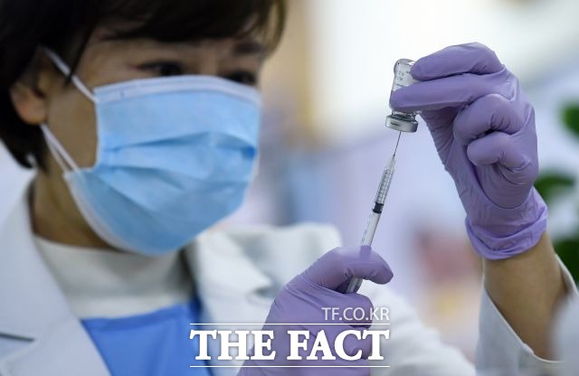 최근 10대 소아청소년을 중심으로 확진자가 늘어나고 있는 가운데 전문가들은 백신에 대한 안전성을 확보하고 접종률을 높여야 한다고 주장했다. /이새롬 기자