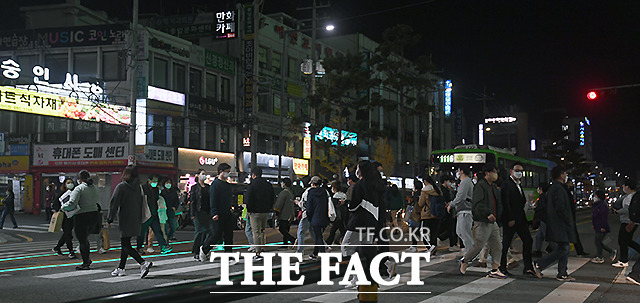 서울 강북구 숭인시장 일대가 시민들로 붐비고 있다.
