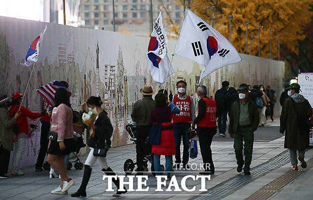 서울 광화문 일대에서 일부 보수단체 회원들이 집회를 하고 있다. 이날 하루만 서울 도심에 몰린 집회 참가자는 약 1800명으로 추정된다.