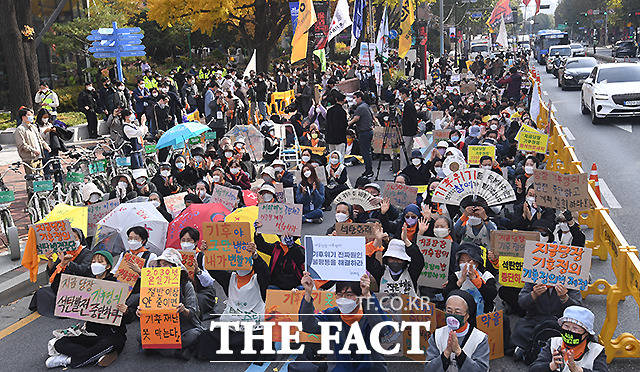 6일 오후 서울 대학로에서 열린 기후정의 세계공동행동 집회에 참석한 시민들이 피켓을 들어보이고 있다. /이새롬 기자