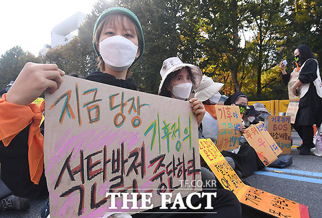 기후정의 세계공동행동 집회에 참석한 시민들이 피켓을 들어보이고 있다.