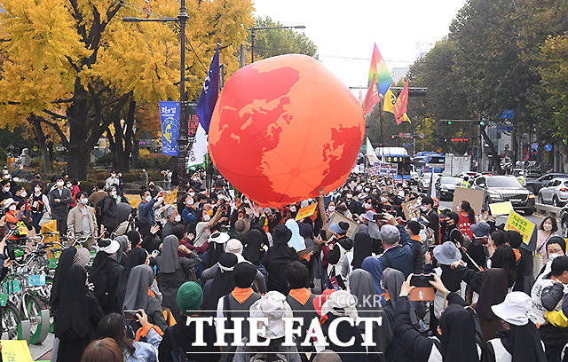 도심 곳곳에는 대규모 집회들이 열렸다. 서울 대학로에서 열린 기후정의 세계공동행동 집회에 참석한 시민들이 기후위기를 상징하는 붉은 지구를 굴리는 퍼포먼스를 하고 있다.