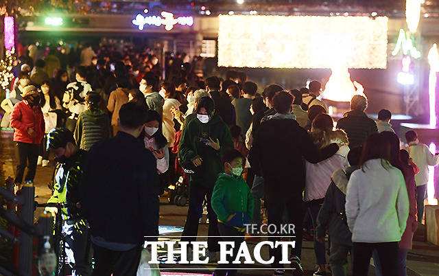 단계적 일상회복(위드(with) 코로나) 이후 처음 맞는 주말인 6일 저녁 서울 도봉구 우이천 일대가 등축제를 찾은 시민들로 붐비고 있다. /이새롬 기자