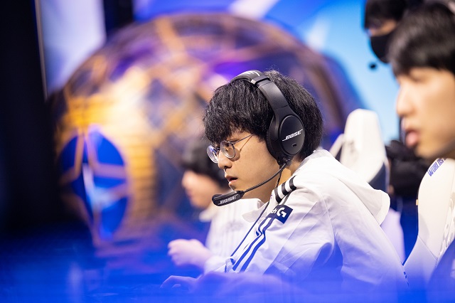 담원 기아 선수들이 7일 새벽 열린 2021 리그오브레전드 월드 챔피언십 결승전에서 EDG와 경기를 펼치고 있다. /라이엇게임즈 제공