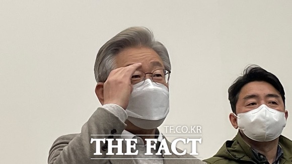 5일 경북대에서 강연후 기자들의 질문에 답하는 이재명 민주당 대선 후보. /박성원 기자