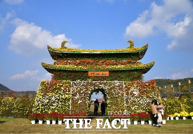 국화로 만든 사비문 조형물./부여군 제공